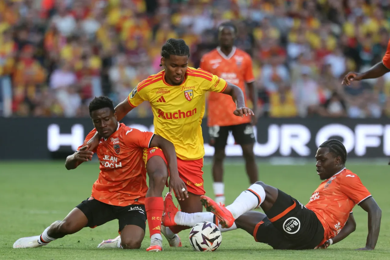Lens perde em casa para o Lorient antes da estreia na Liga dos Campeões
