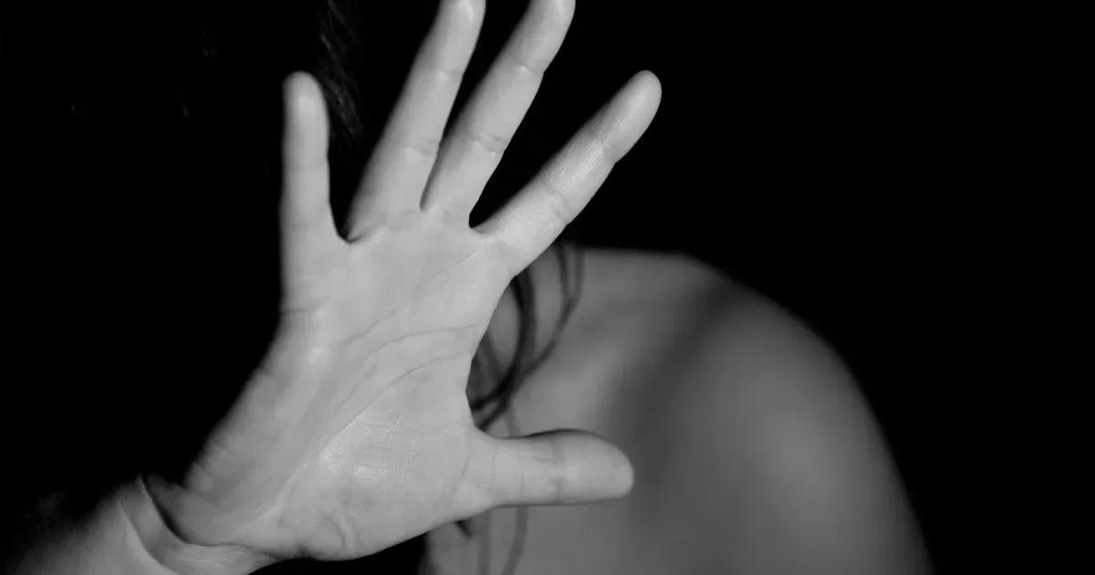 Britânico admite ter drogado e estuprado esposa durante vinte anos