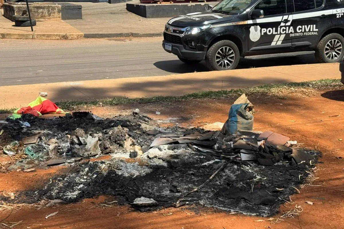 Mãe de bebê encontrado carbonizado no DF é solta; companheiro segue preso