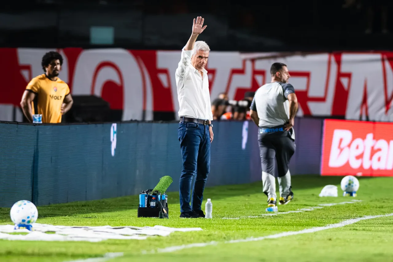 Luís Castro analisa desempenho e diz que Grêmio não merecia perder