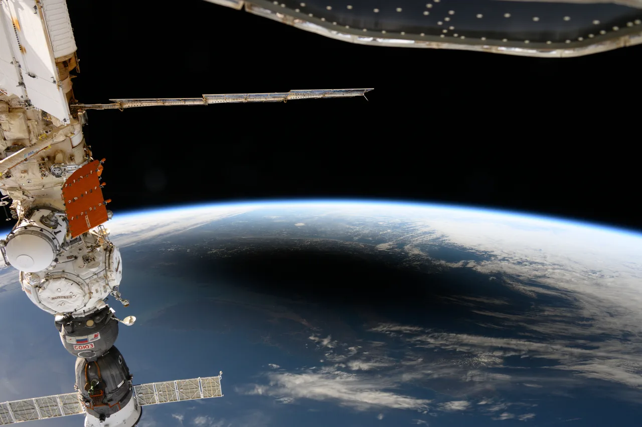 Satélite espião dos EUA explode na órbita da Terra; motivo não foi divulgado