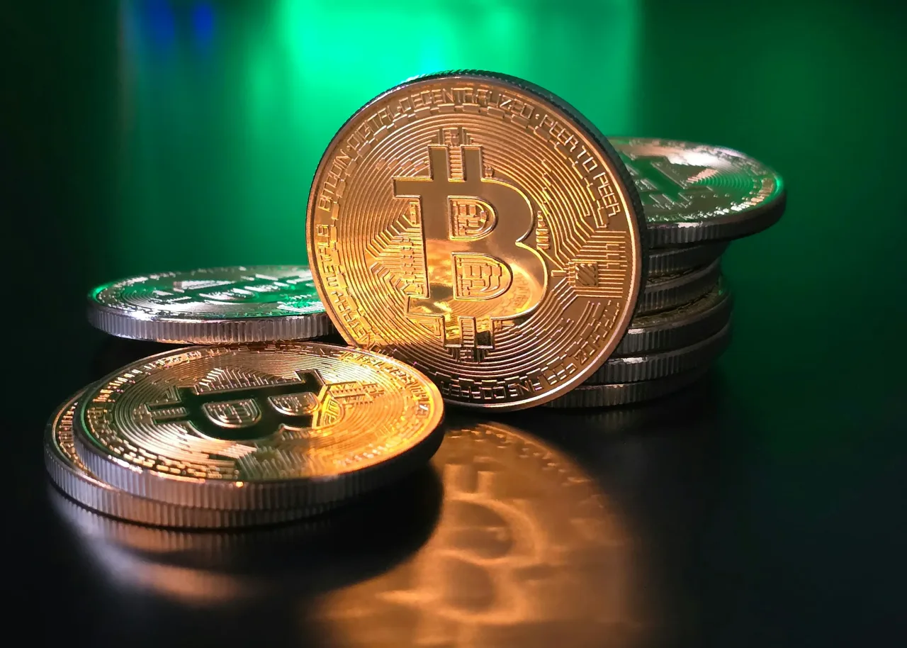 Bitcoin sobe de novo e acumula ganhos de 8% nos últimos 7 dias
