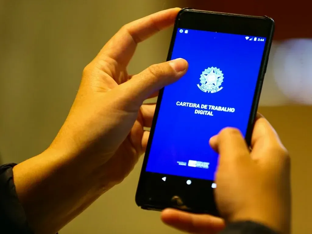Jovens fizeram mais de 859 mil buscas por emprego em seis meses