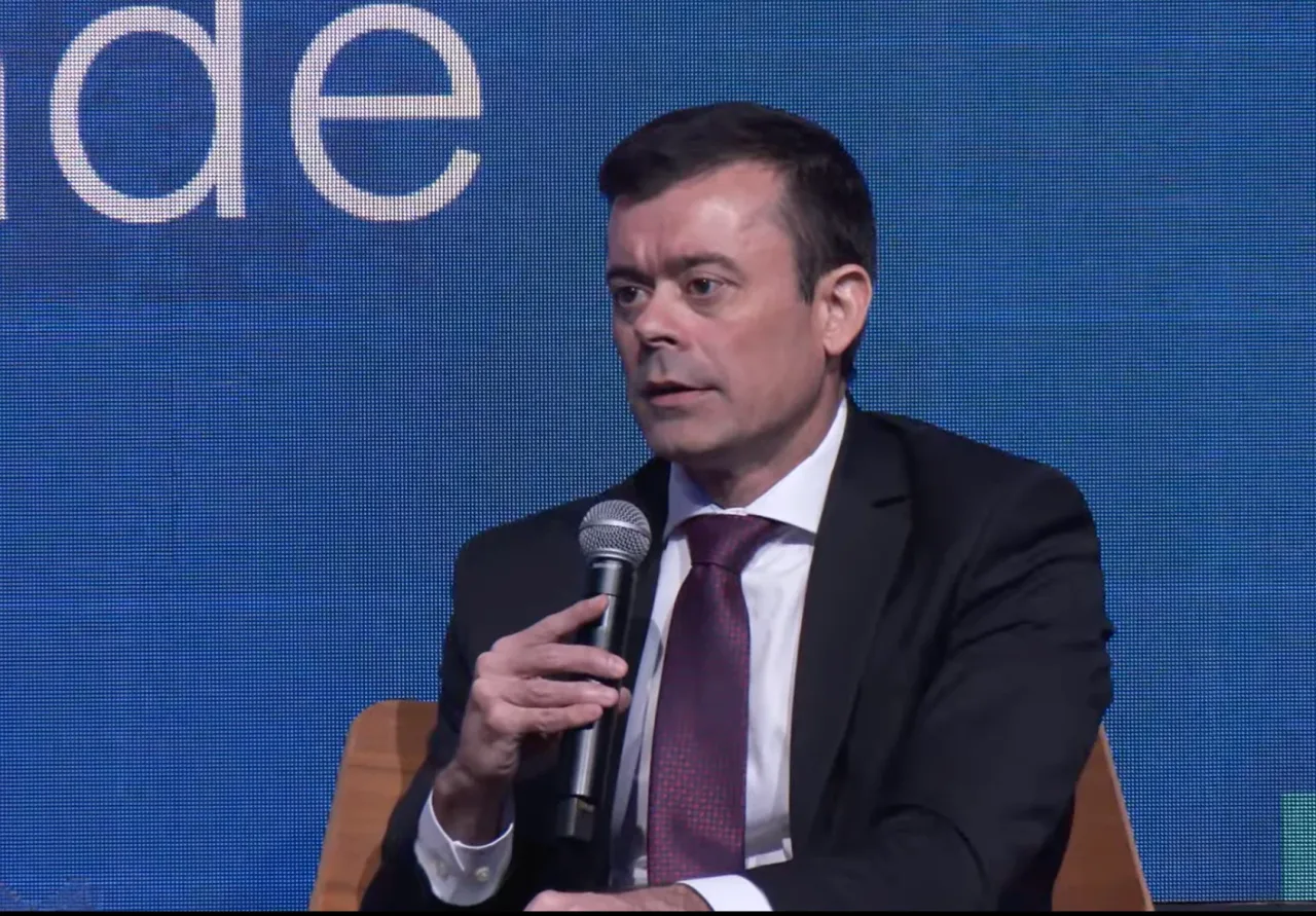 Ceron cita “sucesso” do Desenrola, mas se diz preocupado com inadimplência