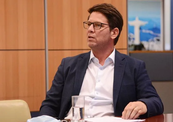 Dino proíbe Mário Frias de deixar o país e determina recolhimento de passaporte
