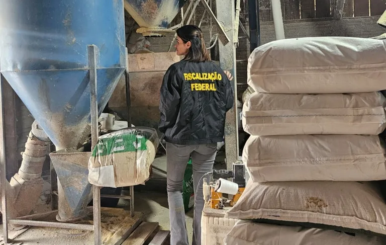 Fiscalização encontra fábrica irregular produzindo ração para diferentes espécies em SC