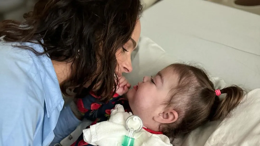 Após 2 semanas de internação, filhos de Cazarré visitam irmã no hospital