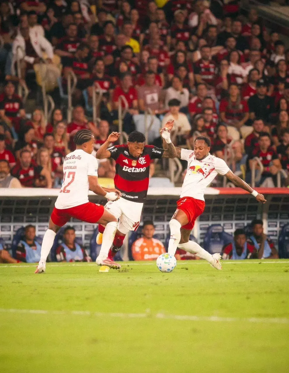 Flamengo atualiza situação física de Plata após vitória sobre o Bragantino