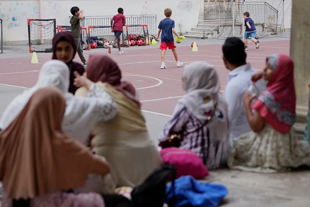 Itália limita a 30% número de alunos sem fluência em italiano por sala e proíbe burcas em escolas
