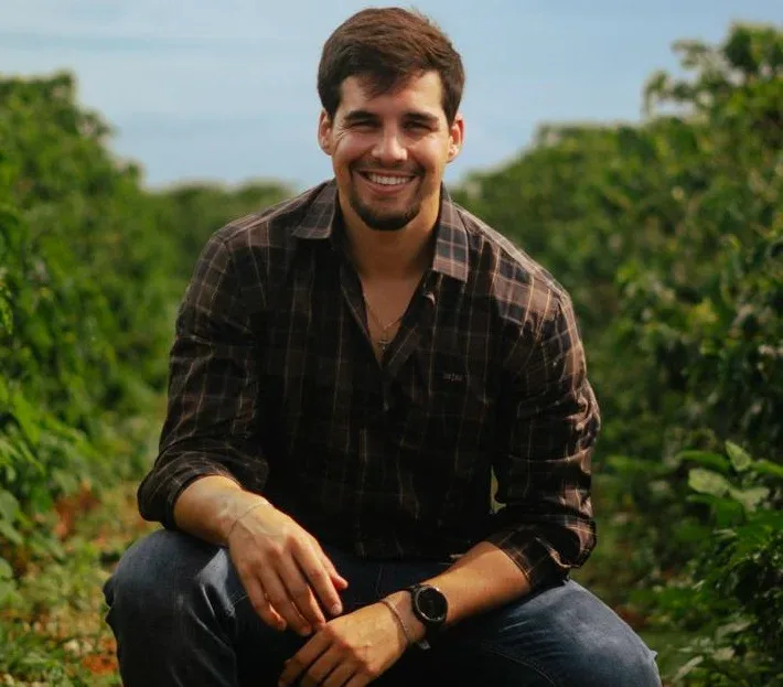 Ex-goleiro deixa futebol para produzir café com a família, faz sucesso nas redes sociais e mira liderança no setor