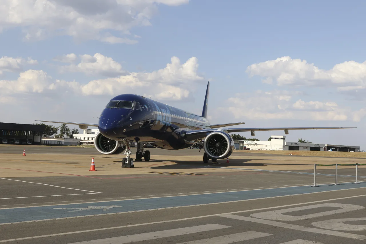 Problema no GPS mantém aviões E2 Embraer da Azul fora de operação