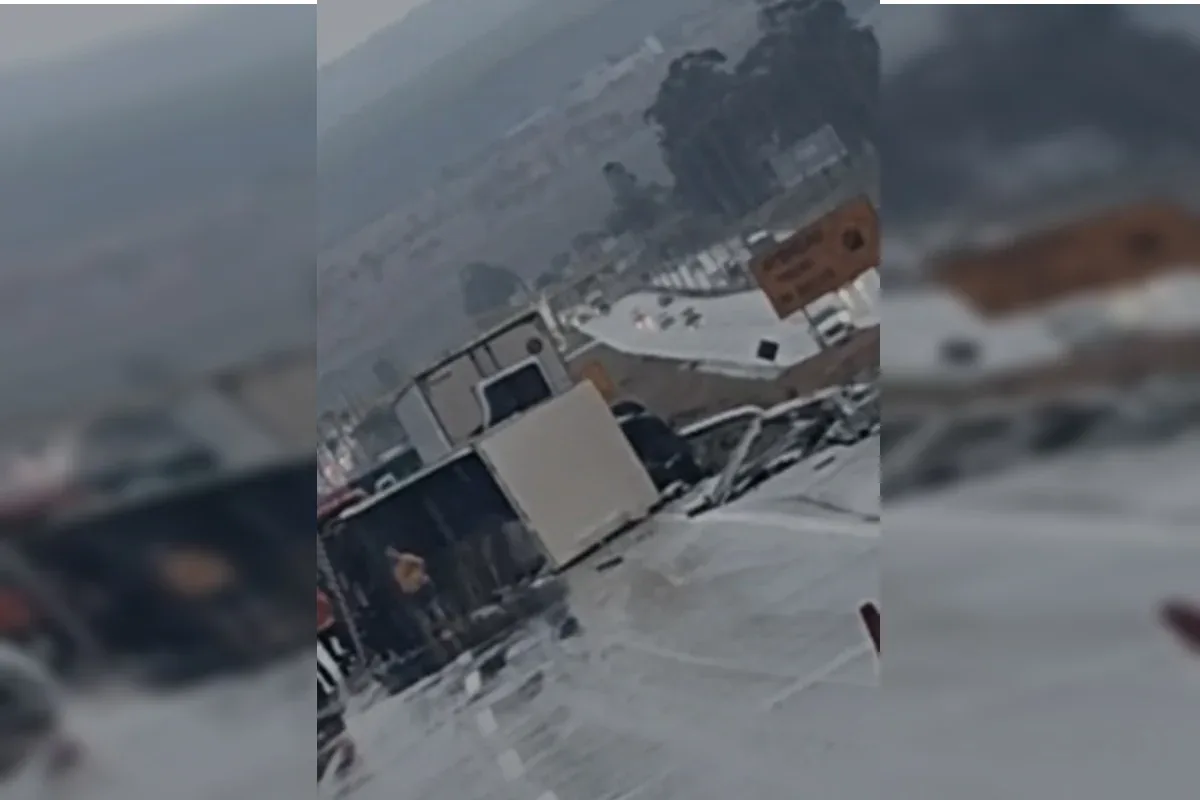 Acidente entre 4 carretas, 4 carros e motos deixa feridos e trava BR-020