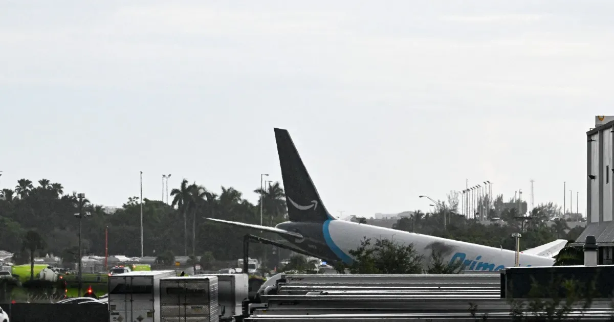 Pilotos do avião de carga da Amazon que caiu em Miami recebem alta do hospital