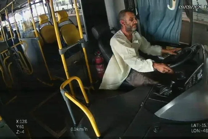 Vídeo: homem foge de hospital, rouba ônibus e é preso