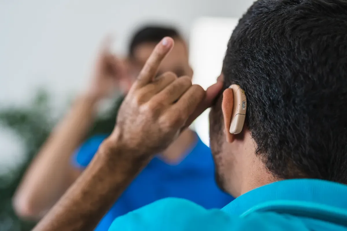 Joelho estala ou range ao levantar-se da cadeira: devo me preocupar?