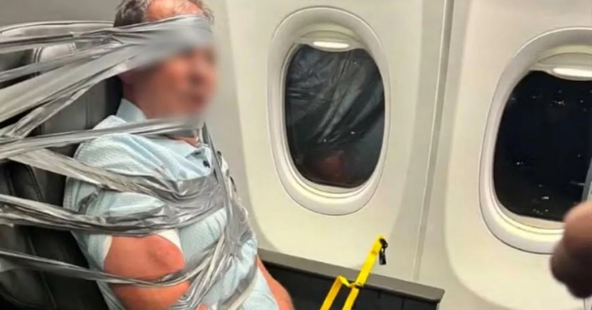 Homem é preso à poltrona de avião com fita adesiva após ataques racistas em voo nos EUA