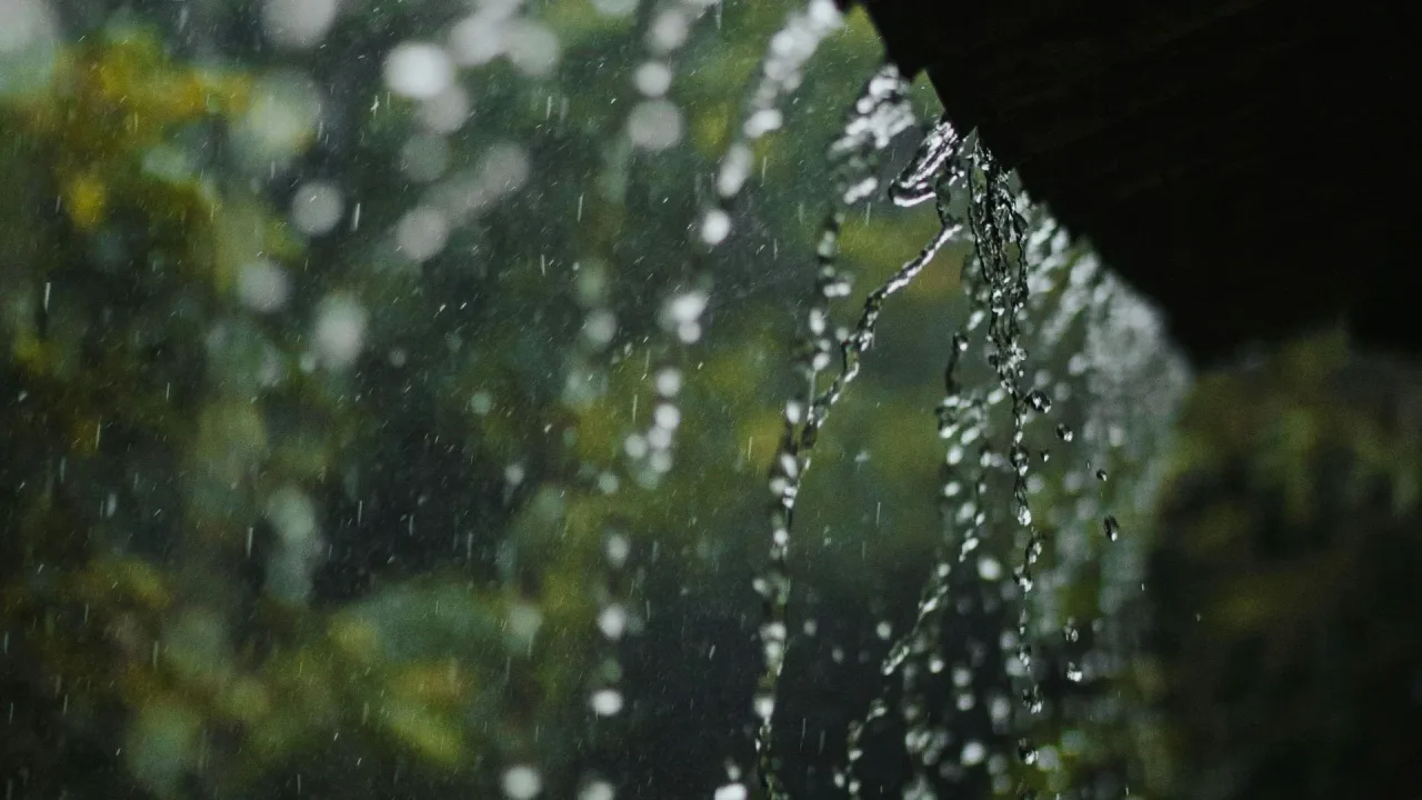 Frente fria intensifica chuva em duas regiões do país e traz temporais isolados