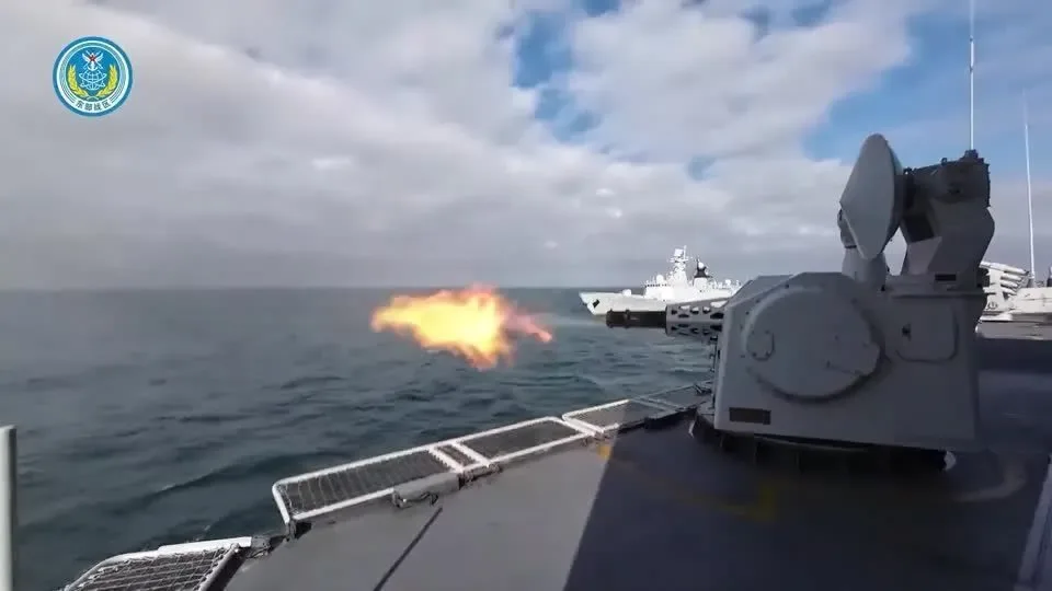 Navios de guerra da Nova Zelândia atravessam Estreito de Taiwan