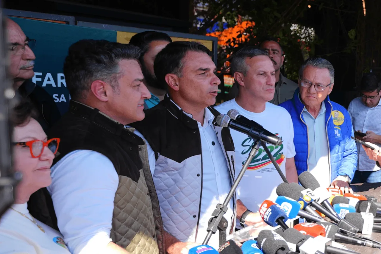 Flávio chama encontro de Mendonça com Vorcaro de “cortina de fumaça”