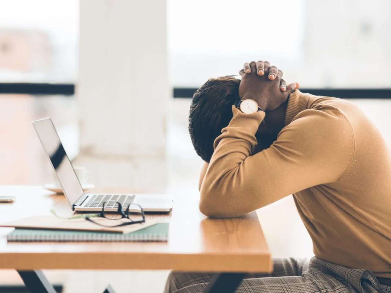 'Nunca é suficiente': como a falta de reconhecimento no trabalho pode afetar a saúde