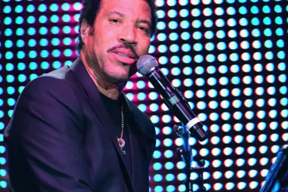 Lionel Richie volta a ser hospitalizado e cancela três shows