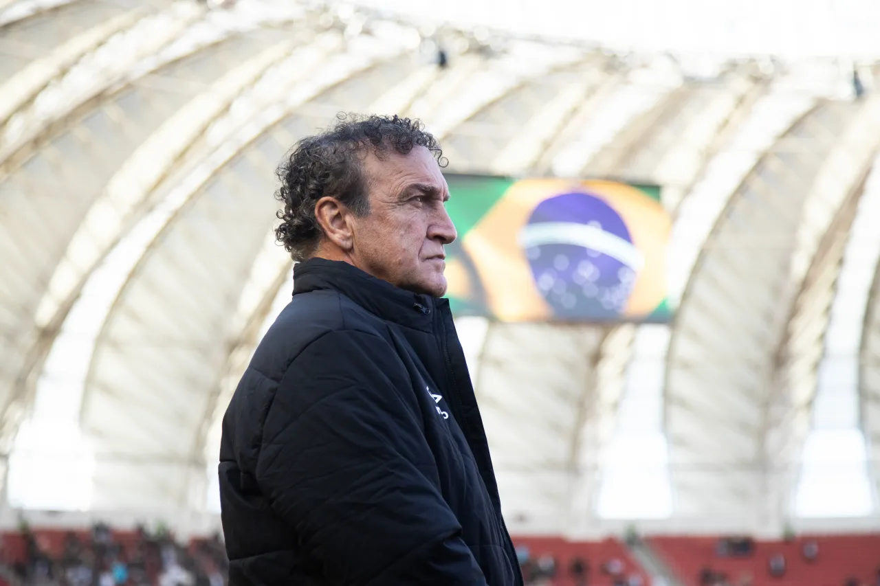 Cuca admite queda do Santos no segundo tempo e celebra vitória de “seis pontos”