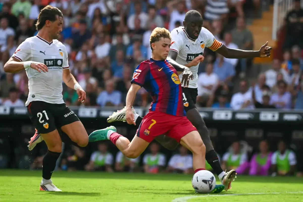 Veja fotos do duelo entre Valencia e Barcelona pelo Espanhol