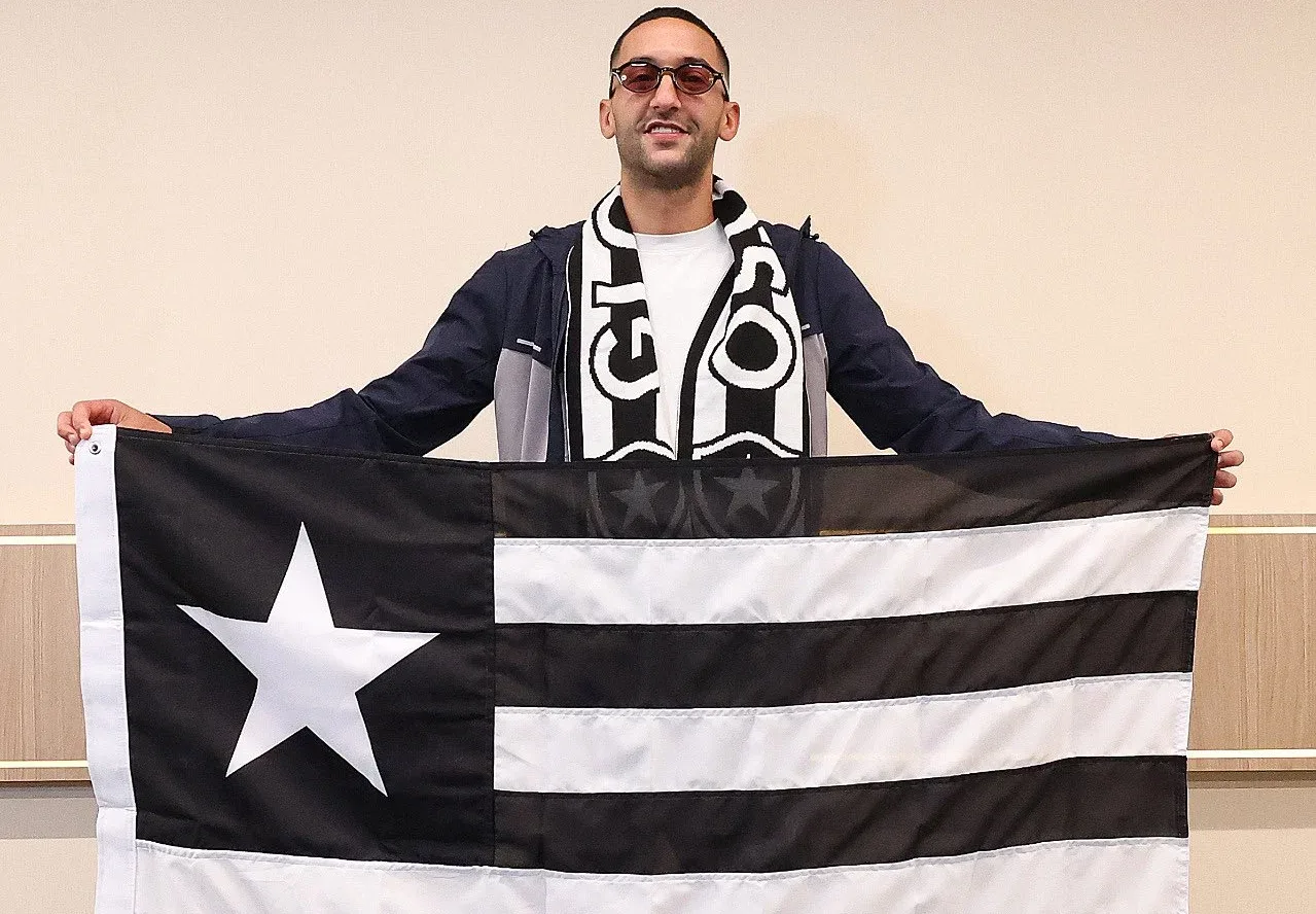 Hakim Ziyech desembarca no Rio para assinar com o Botafogo