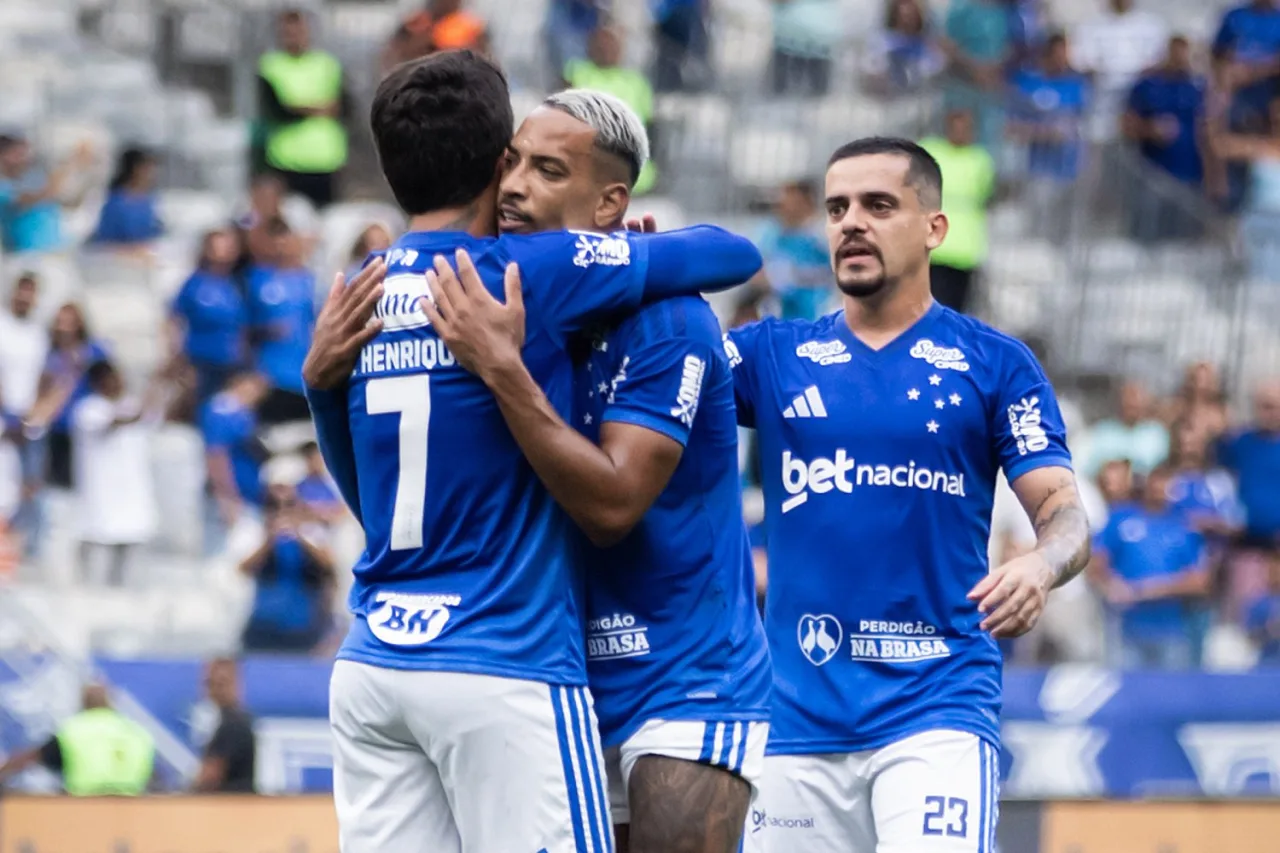 Cruzeiro faz 3 a 1 e derruba invencibilidade de dez jogos do Athletico-PR