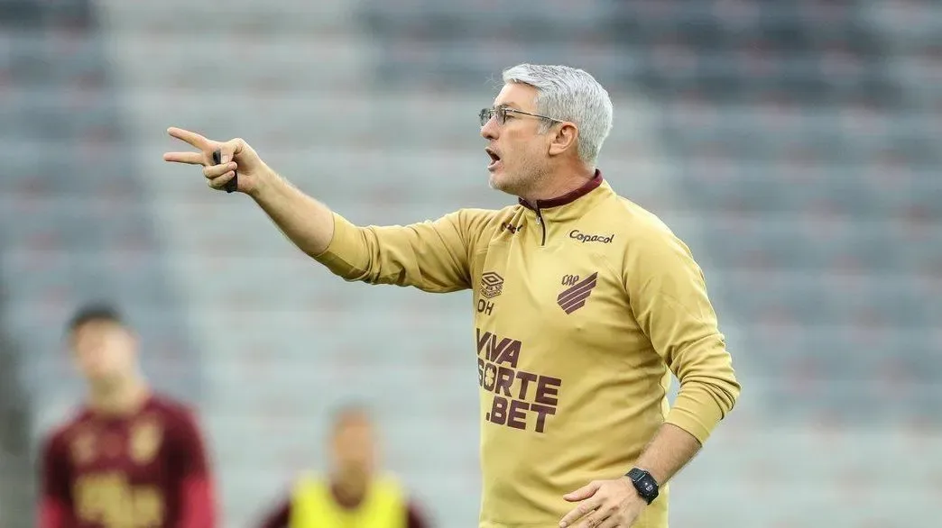 Odair Hellmann é punido pelo STJD e desfalca Athletico-PR por quatro jogos