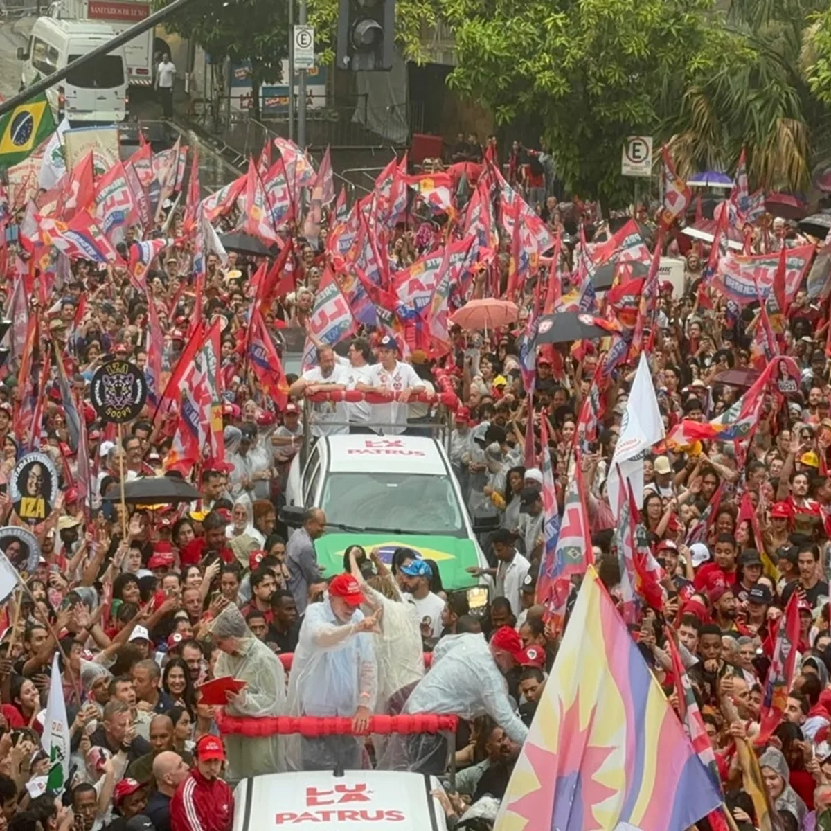 Lula chega para ato em BH debaixo de chuva e cumprimenta apoiadores