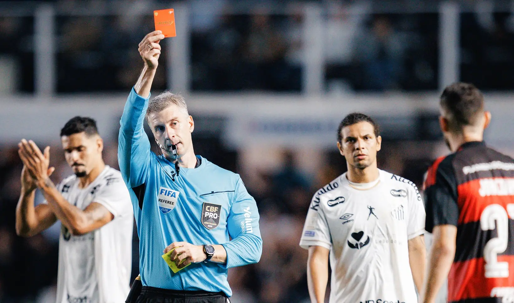Flamengo critica arbitragem em empate com o Santos: “Marcada por erros graves”