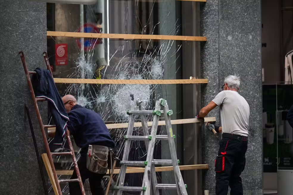 Polícia italiana detém centenas após lojas serem saqueadas durante protestos em Milão