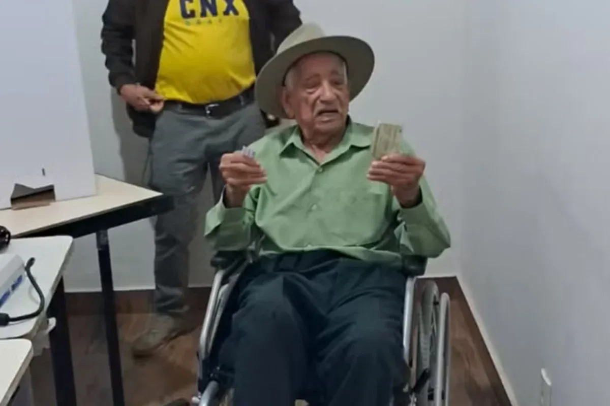 Eleitor de 107 anos viaja 70 km para votar em MG: "Obrigação de todos"