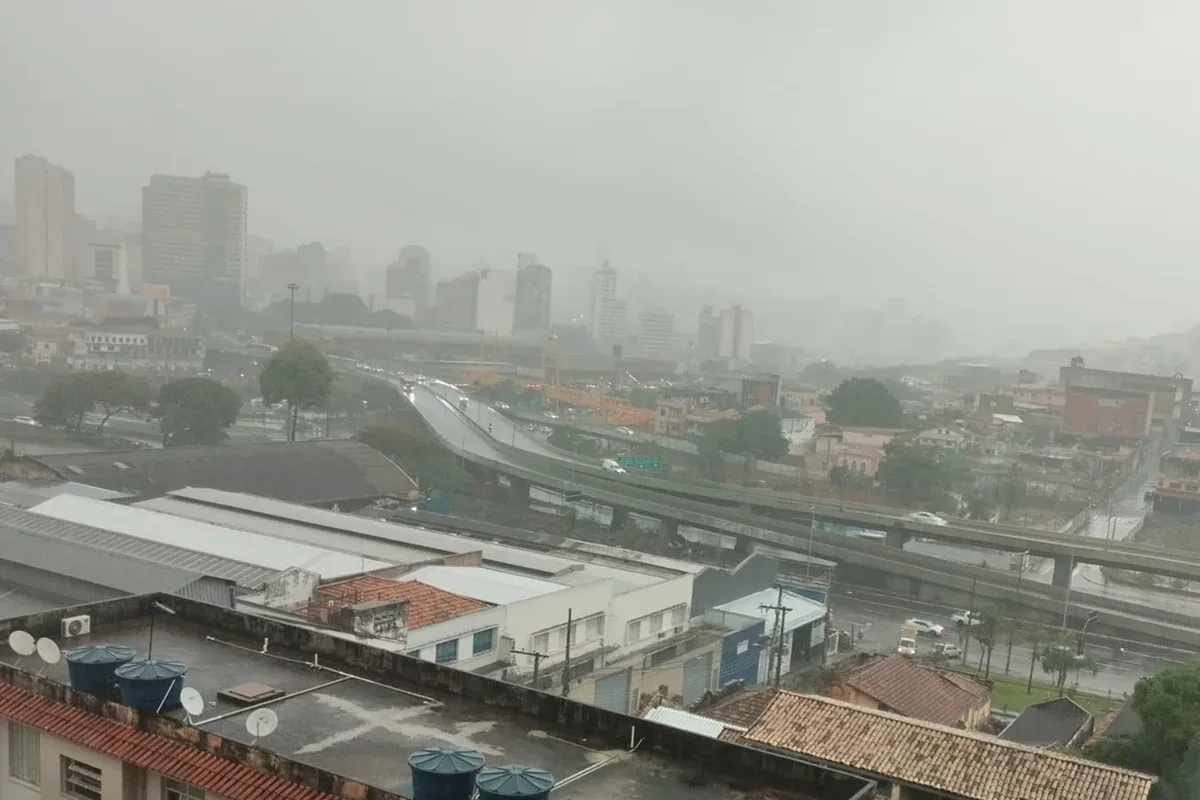 Chove forte em BH, Defesa Civil alerta para raios e ventos de até 50 km/h
