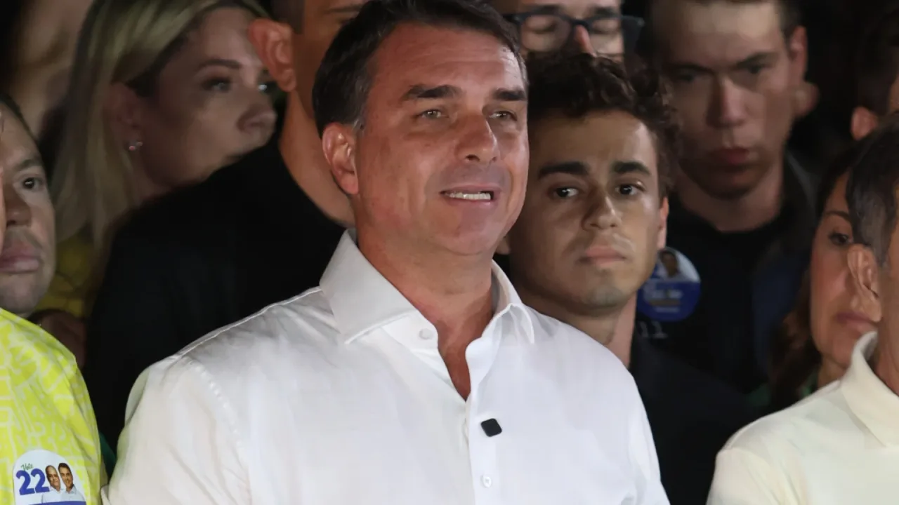 Fuga de Flávio mobilizou carros e jatinhos, diz jornal argentino