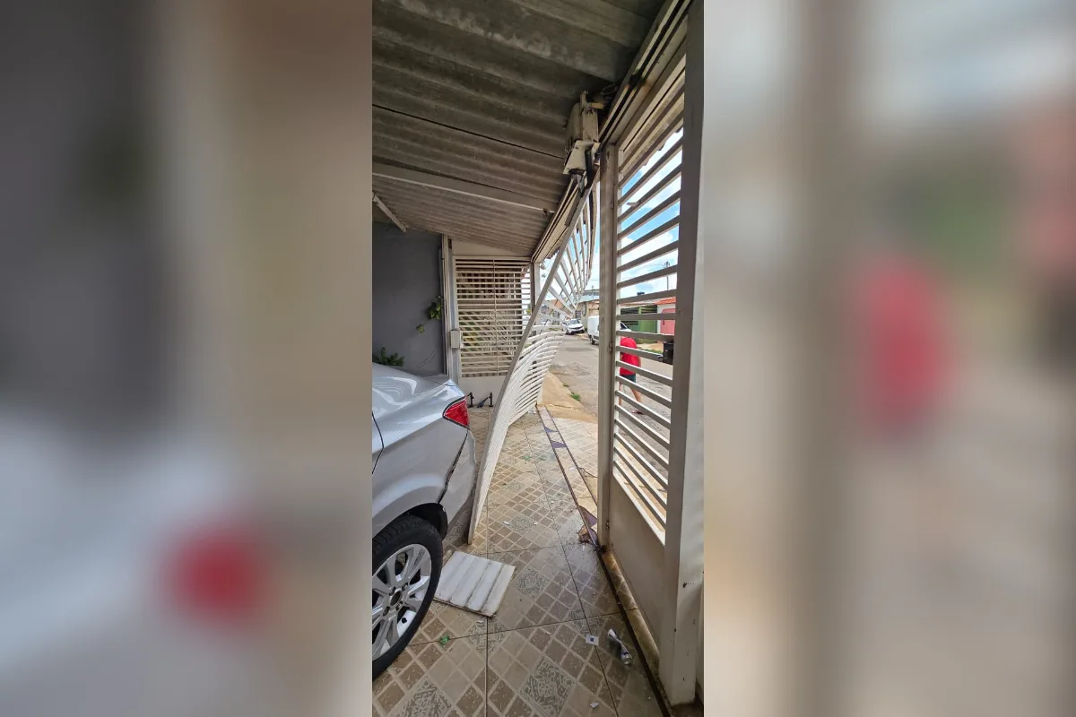 Vizinho quebra portão de dona de casa com carro após denúncia de pertubação