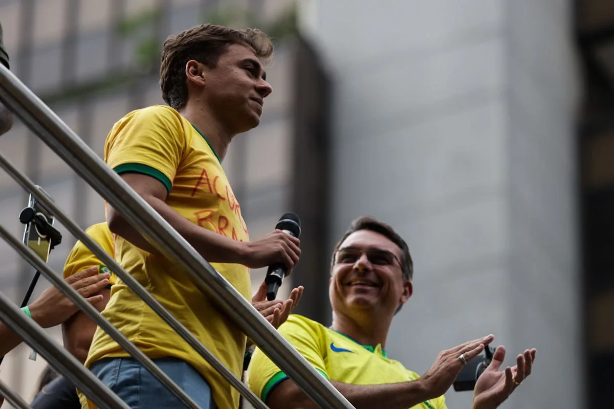 Flávio segue dica de Nikolas e propõe "Pai-Nosso" em fala final de debate