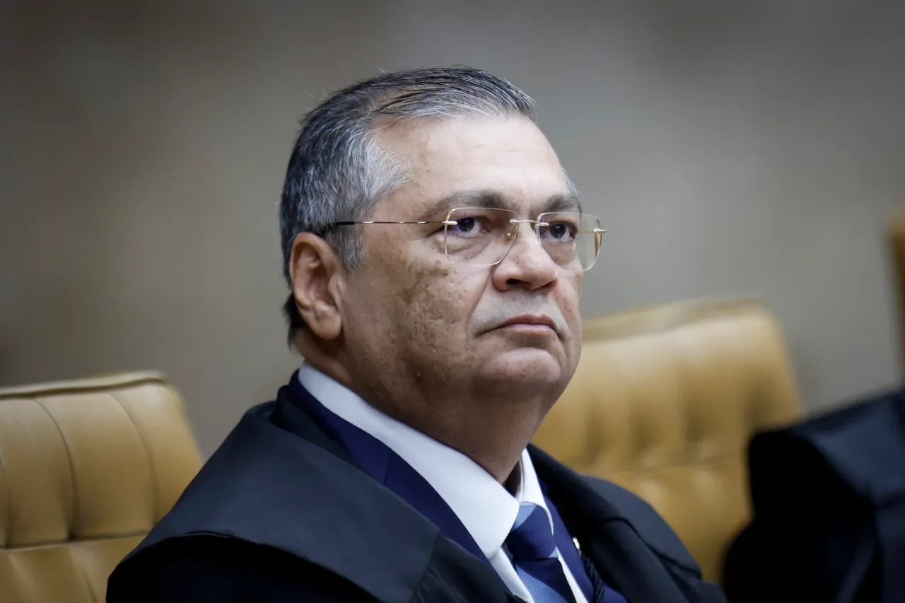 Dino manda PF apurar interferência estrangeira nas eleições