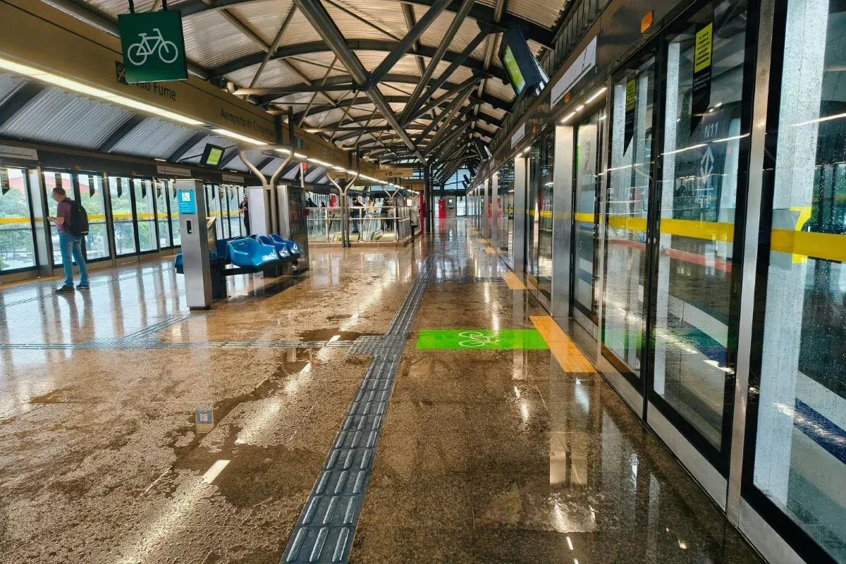 Monotrilho da Linha 17: chuva para trens, alaga estações e frustra usuários