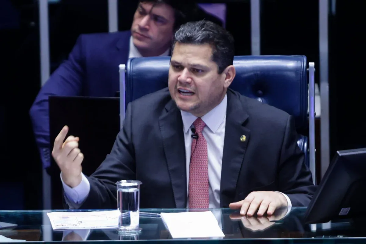 Alcolumbre pauta 1º turno de votação do fim da 6x1 para quarta (14/10)