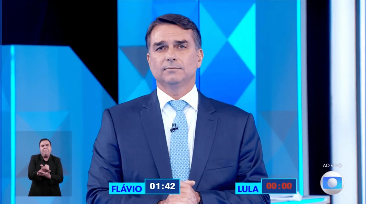 Flávio diz que o SUS salvou seu pai e nega cortes na saúde