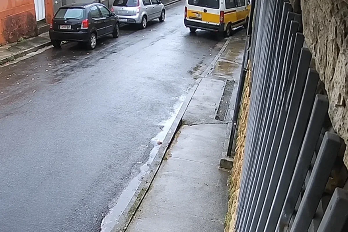 Van escolar bate em poste e deixa 13 crianças e adolescentes feridos em BH