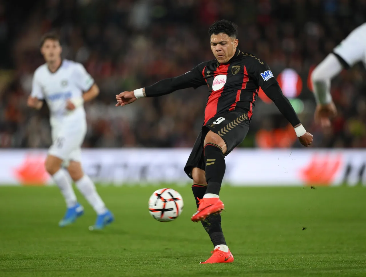 Evanilson marca 4º gol nos últimos 5 jogos e Bournemouth volta a vencer