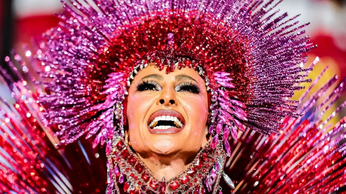 Sabrina Sato deixa barrigão de fora em ensaio da Vila Isabel; veja fotos