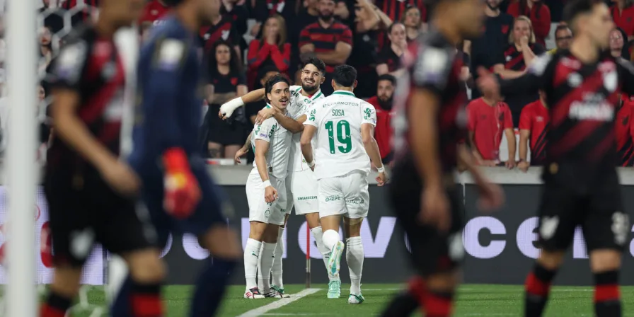 Palmeiras vence o Athletico-PR e assume liderança provisória do Brasileirão