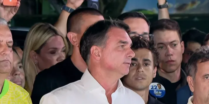 Análise: fuga de Flávio fragiliza posição dos Bolsonaro