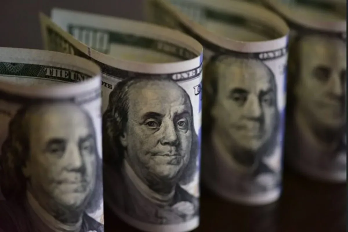 Dólar abre em ligeira alta com expectativa de eleições e guerras