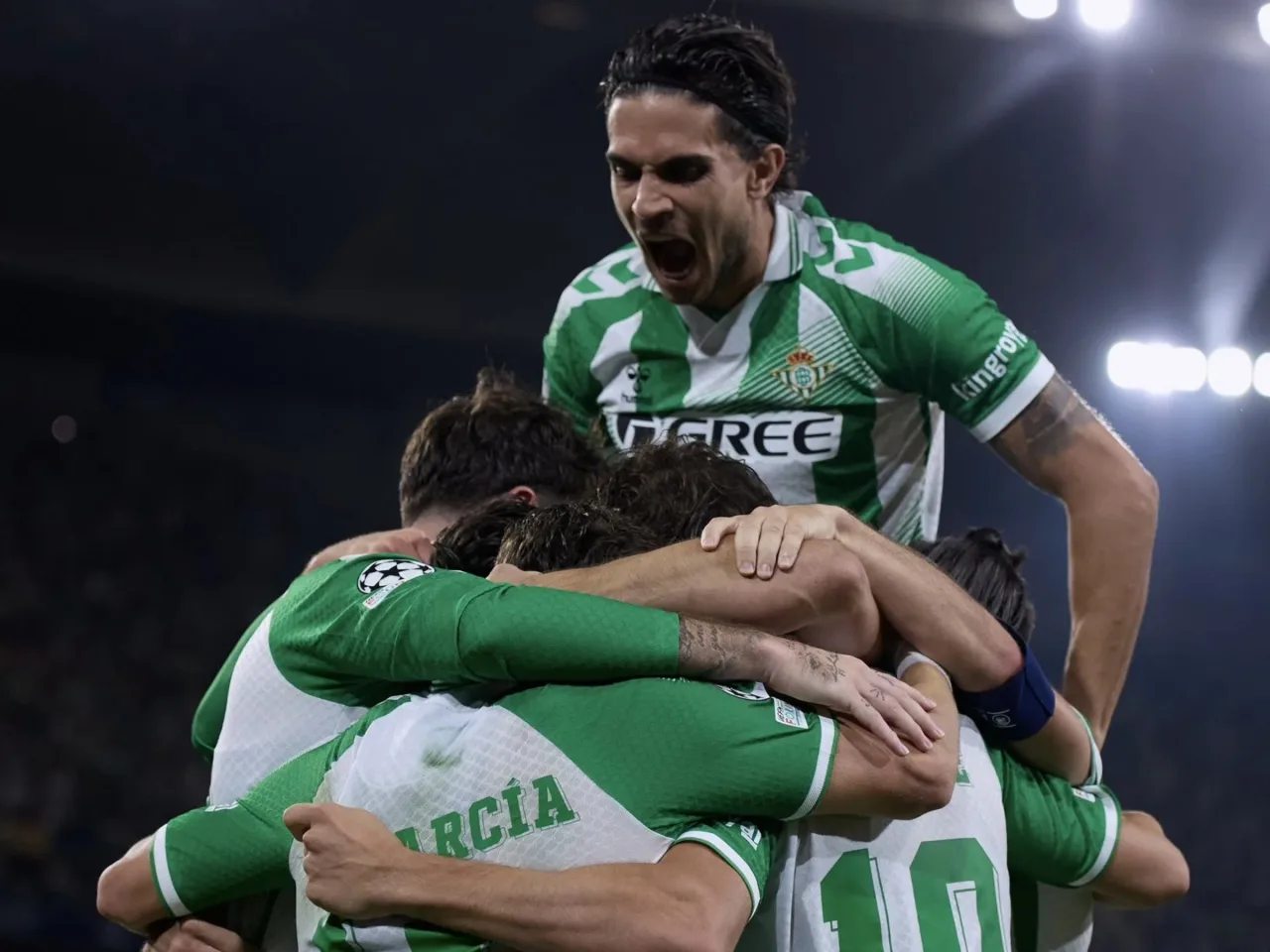 Com assistência de Antony, Betis vence Porto de virada pela Champions League