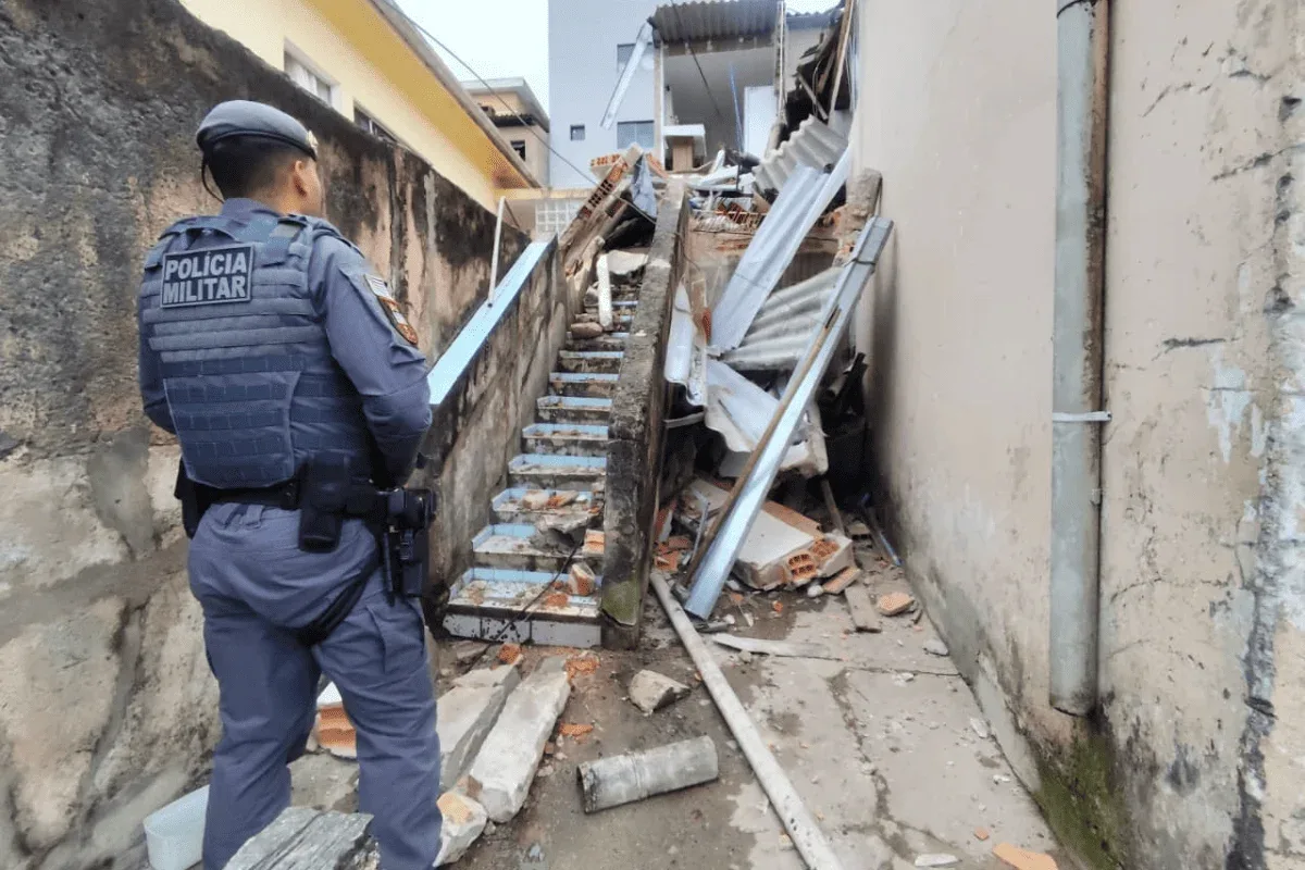 Casa desaba em SP e bombeiros resgatam mulher debaixo de escombros